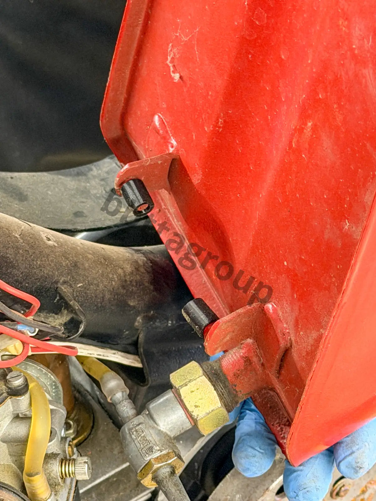 Fuel tank rubber mounts