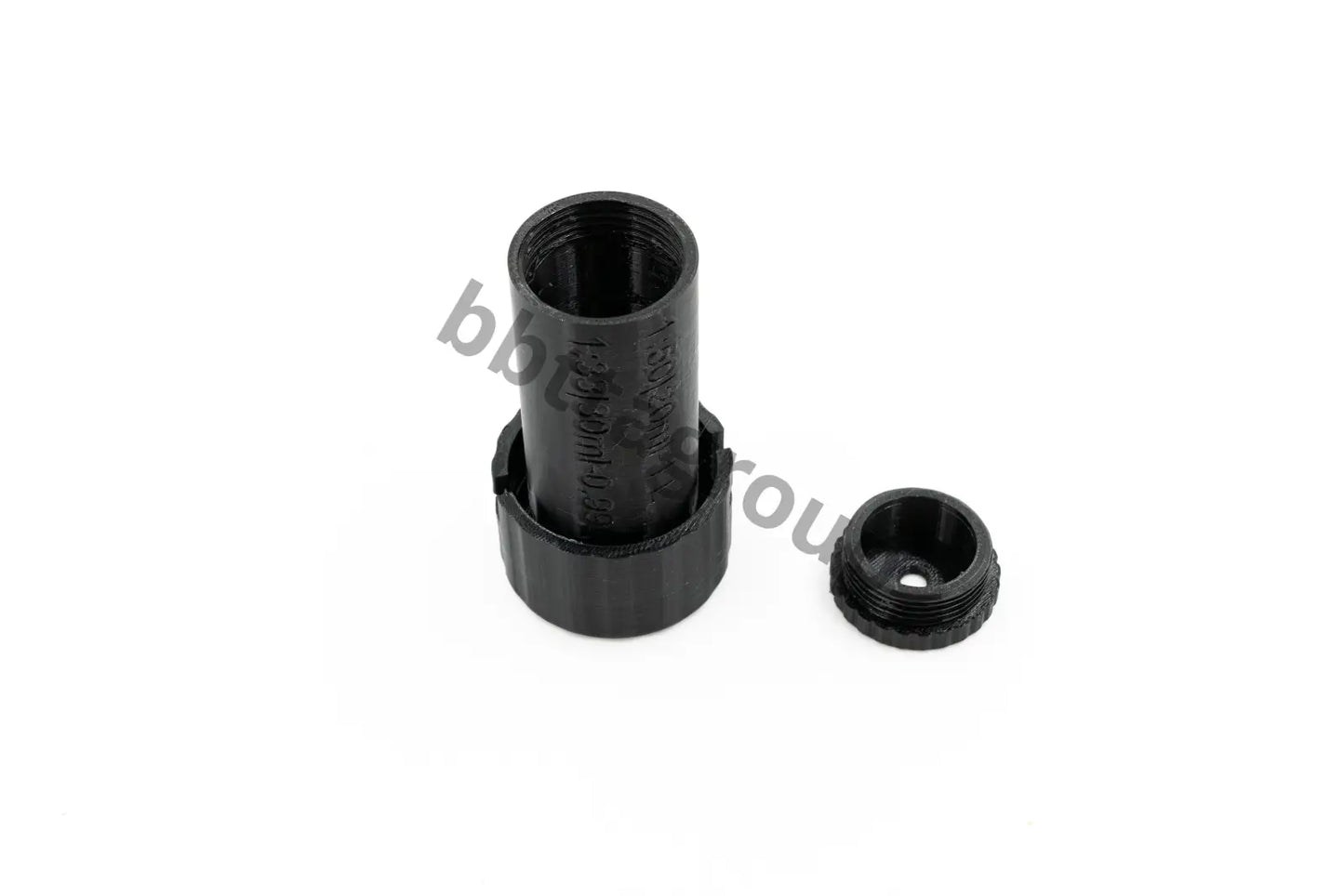 Pump cap with oil measuring cup