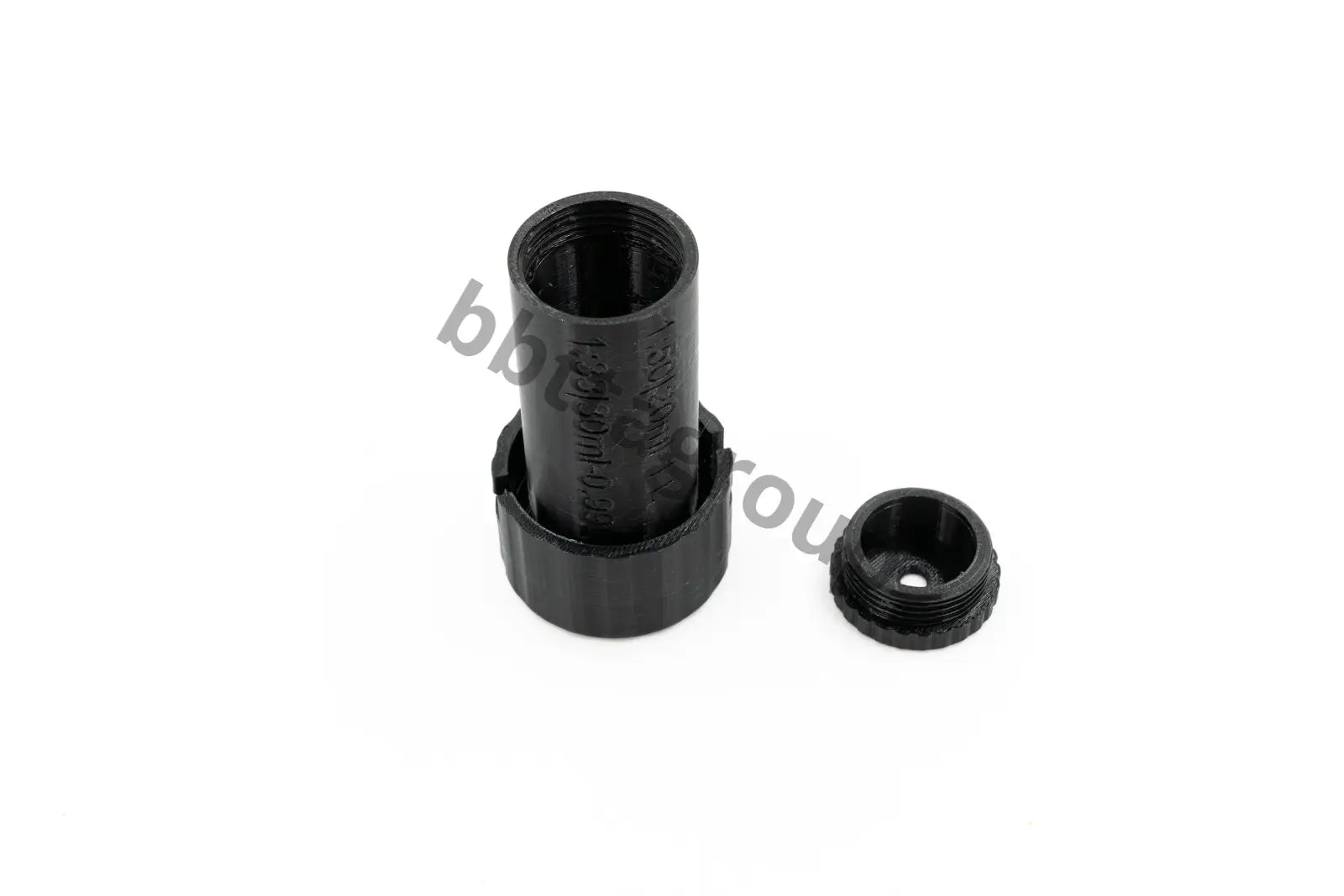 Pump cap with oil measuring cup